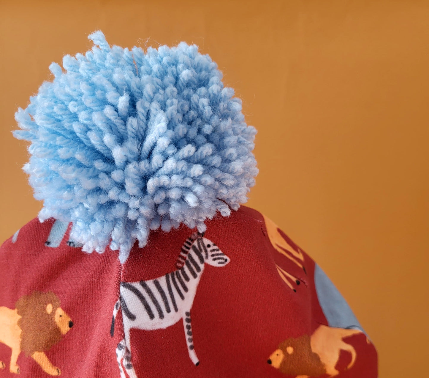 Cappellino con pom pom