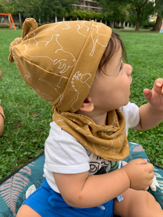 Cappellino con nodino e bavetta fantasia (dagli 0 ai 12 mesi)