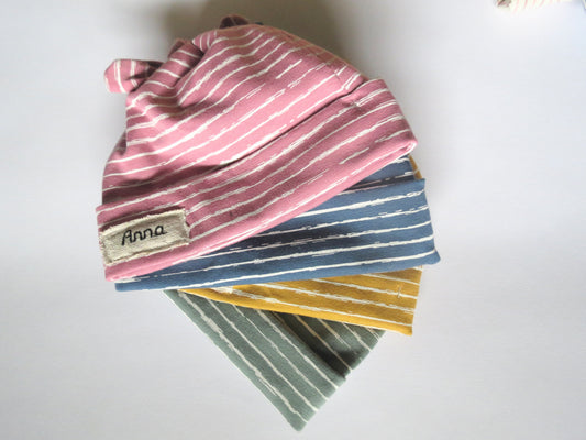 Cappellino con nodino e bavetta stripes (fino ai 12 mesi)