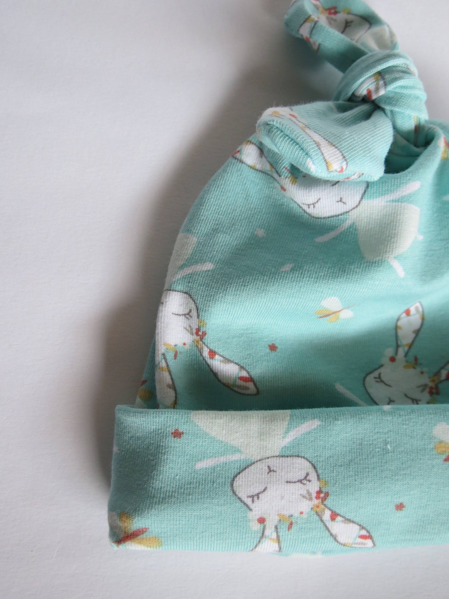 Cappellino neonato - coniglietti sfondo menta